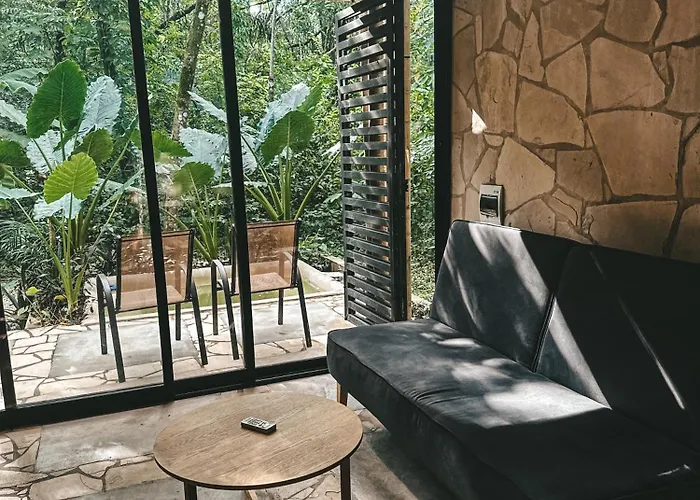 Cabana De Piedra Y Bambu En La Selva