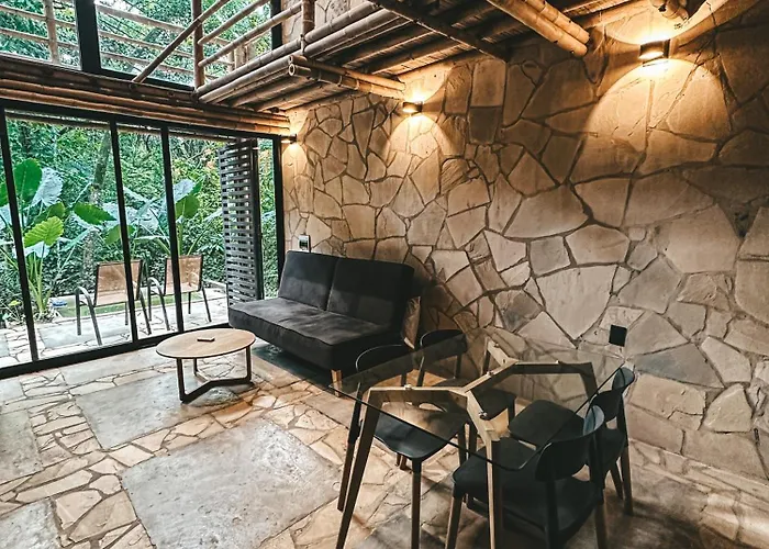 Cabana De Piedra Y Bambu En La Selva